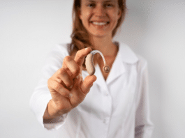 Co powinieneś wiedzieć przed wyborem pierwszej pary aparatów słuchowych Aparaty słuchowe mogą przywrócić kontakt z ludźmi i otoczeniem, ale tylko wtedy, gdy są odpowiedniego rodzaju i dopasowane. Nie lekceważ procesu wyboru pierwszego aparatu słuchowego.