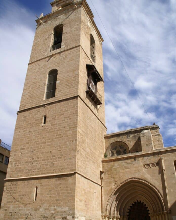 Fortunately, the bell fell inside the bell tower’s room and did not reach the street, avoiding what could have been a major tragedy, especially as the cathedral was filled with worshippers during Palm Sunday mass.