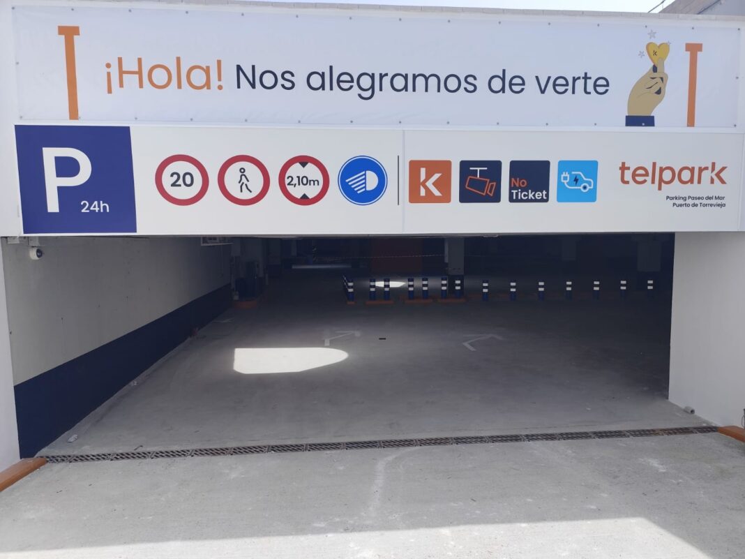 Located next to the port and distributed on a single floor, the parking lot offers a total of 640 spaces.