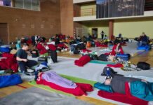 Die iberische Halbinsel ist im Dunkeln ausgewaschen: ein riesiger Rahmen mit gefrorenem Wasser in Spanien und Portugal Leader-Reporter Mark Nolan war einer von 500 Renfe-Passagieren auf dem Weg nach Madrid, die aus dem Zug geholt und anschließend in 14 Bussen zu einem örtlichen Sportzentrum gebracht wurden, wo sie die Nacht verbrachten.