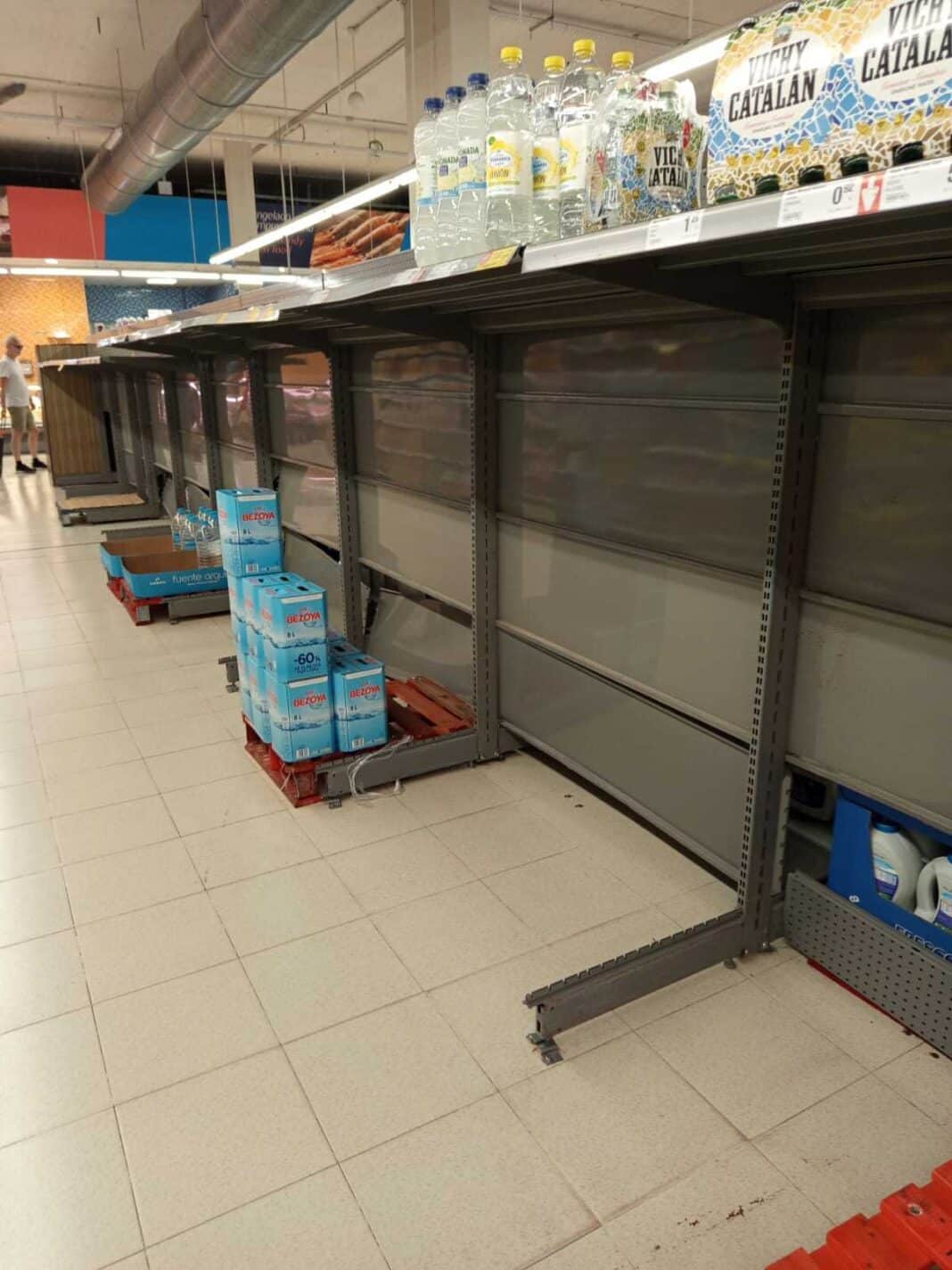 The water aisle in Consum, Los Altos
