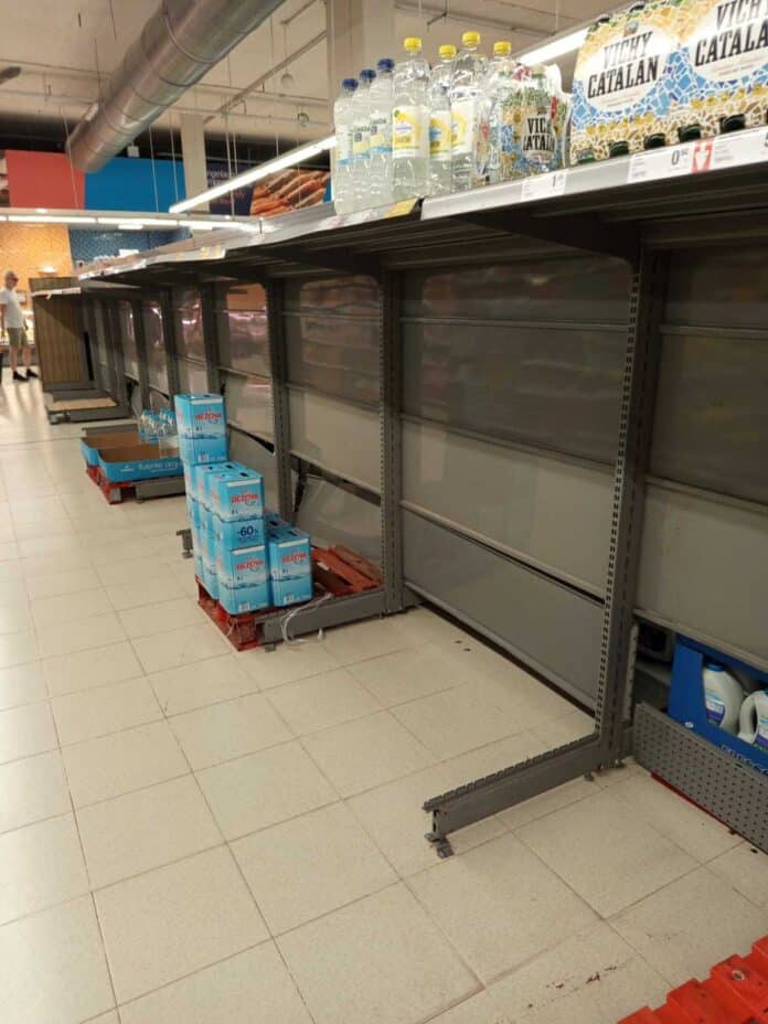 The water aisle in Consum, Los Altos