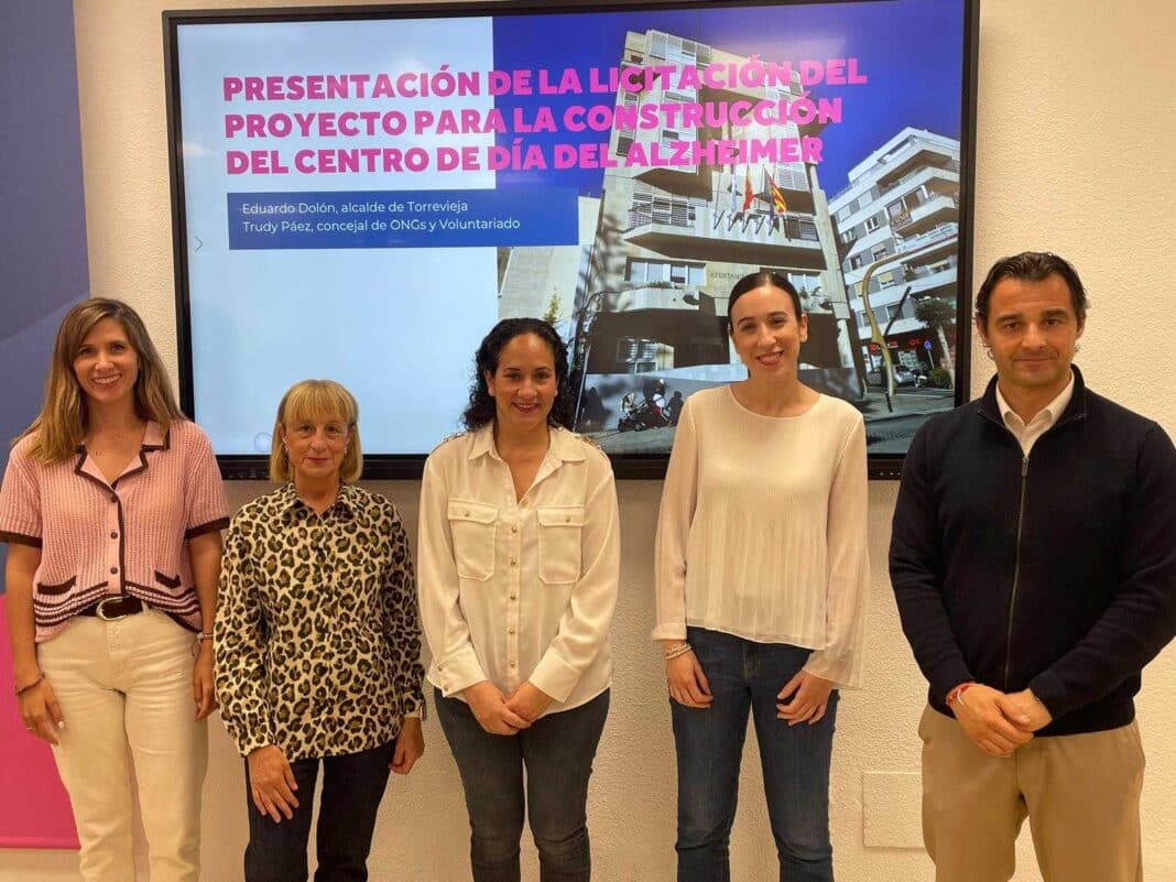 The president of AFA Torrevieja expressed gratitude to the mayor and the Councilor for NGOs for their strong commitment to this project, which is urgently needed due to increasing demand.