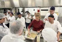 Die Generalitat bildet das Personal der Küchenschulen aus, um eine gesunde und dauerhafte Ernährung zu fördern Dieses Programm stellt einen bedeutenden Schritt im umfassenden Engagement der Generalitat dar, die Qualität der Schulmahlzeiten durch praktische, innovative und sozial verantwortliche Kochausbildung zu verbessern.