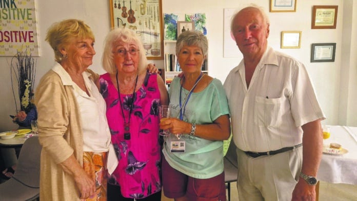 Después de más de quince años memorables que viven bajo el sol español en Playa Flamenca, Tony y Eileen Mayes se despiden de su vida en Costa Blanca