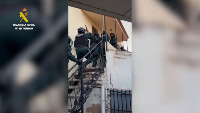 La Guardia Civil en Murcia ha desmantelado un punto de tráfico de drogas activo en una casa ubicada en El Raal, un distrito de la ciudad, como parte de "Operación Redvas."