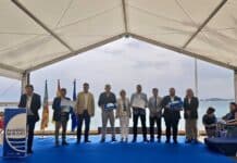 Dix drapeaux bleus, et je me retiens toujours parce que les toilettes sont cassées Місцеві пляжники знають правду: узбережжя Оріуели прекрасне — і це природно, — але якщо Блакитні прапори вручають за щось, окрім гарних морських краєвидів та нечітких прагнень, то чийсь GPS явно вийшов з ладу.