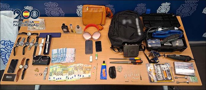 „Wir haben eine hochqualifizierte, mobile und stille kriminelle Operation zerschlagen“, sagte ein Polizeisprecher. „Aber Sicherheit zu Hause beginnt mit Aufmerksamkeit und Vorsicht.“