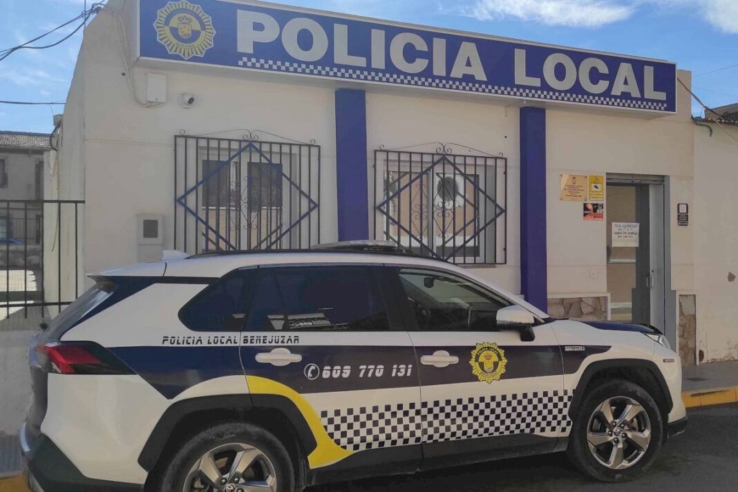 Det lokale politiet i Benejúzar spilte en nøkkelrolle i «Operasjon Entrada25», ledet av den sivile garde, som med hell oppløste en kriminell organisasjon som var ansvarlig for en rekke tyverier i landbrukssoner i Vega Baja-regionen.