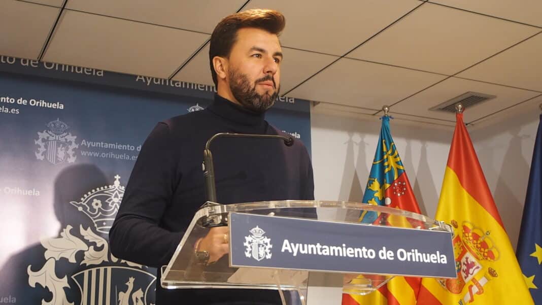 Ciudadanos etterlyser en teknisk studie for å utforske hvordan man kan overføre reelle fullmakter til distriktsrådene, som Aix hevder har blitt redusert til rituelle roller.