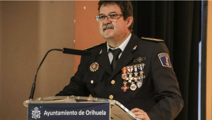 Gemeenteraad van Orihuela eert politiechef – slechts enkele dagen na disciplinaire maatregelen