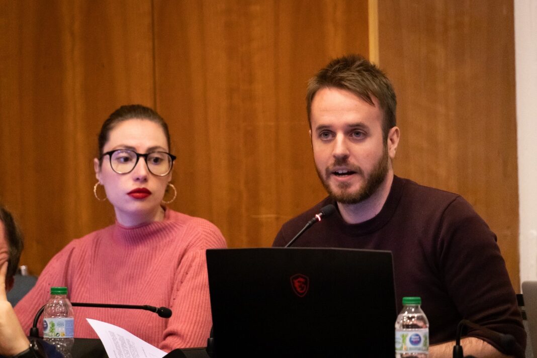 Cambiemos Orihuela äußerte seine Frustration darüber, dass das Führungsteam sechs Monate nach der Genehmigung der neuen Gebühr keine Schritte unternommen hat, um fairere und gerechtere Kriterien einzuführen.