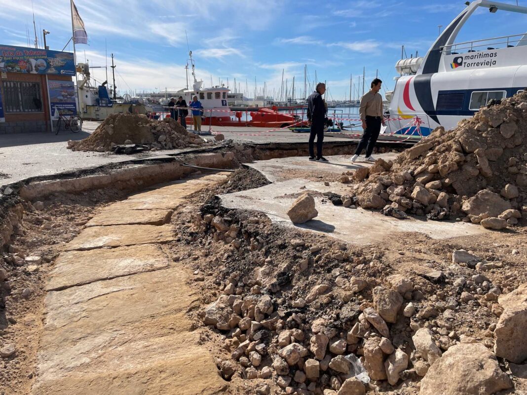 La justification du coût supplémentaire repose sur un problème technique inattendu : la nécessité d’empêcher l’eau de mer de s’infiltrer sur le chantier.