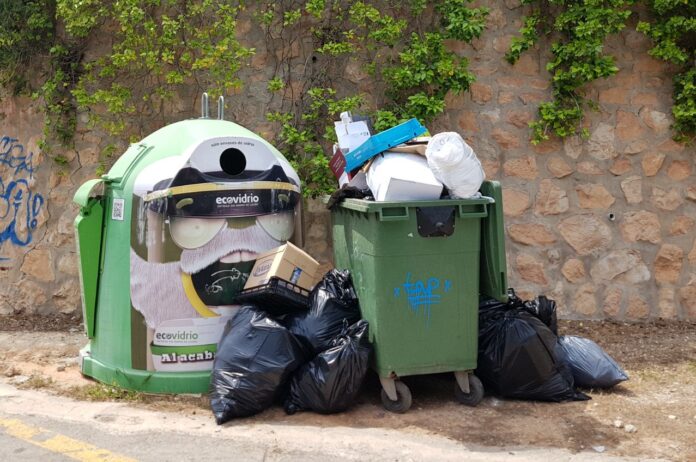 Contenedores de basura desbordados Los contribuyentes se enfurecen porque las tasas se TRIPLICAN: ¡ahora la oposición contraataca!