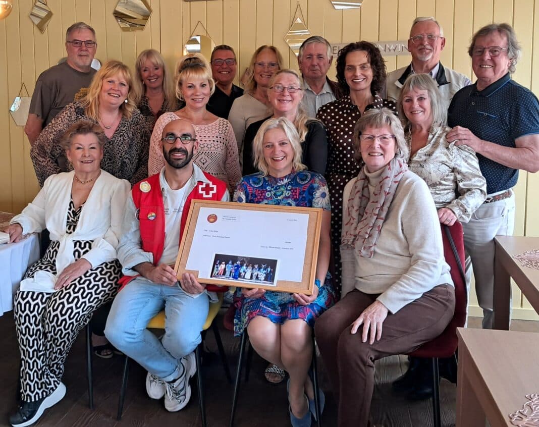Pedro from the Cruz Roja office in Alicante recently visited Hondón de los Frailes to meet members of the cast, crew, and backstage team, and personally thanked them for their generosity
