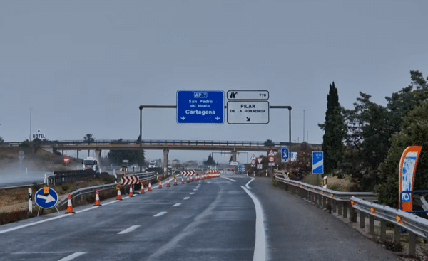 La calzada hacia el sur del túnel AP-7 en Pilar de la Horadada permanecerá cerrada durante al menos dos meses después del accidente grave del camión y el incendio posterior que causó daños extensos a su infraestructura.