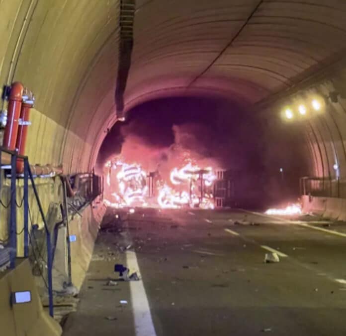 Hoy tuvo lugar un trágico accidente dentro del túnel AP-7 en Pilar de la Horadada, lo que resultó en la muerte de un conductor de camión que transporta materiales peligrosos.