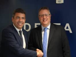 Bezpośrednie loty między Alicante i Nowym Jorkiem Zbliż się o krok Carlos Mazón, prezes Generalitat i Scott Jordan, dyrektor generalny sprzedaży DELTA Airlines