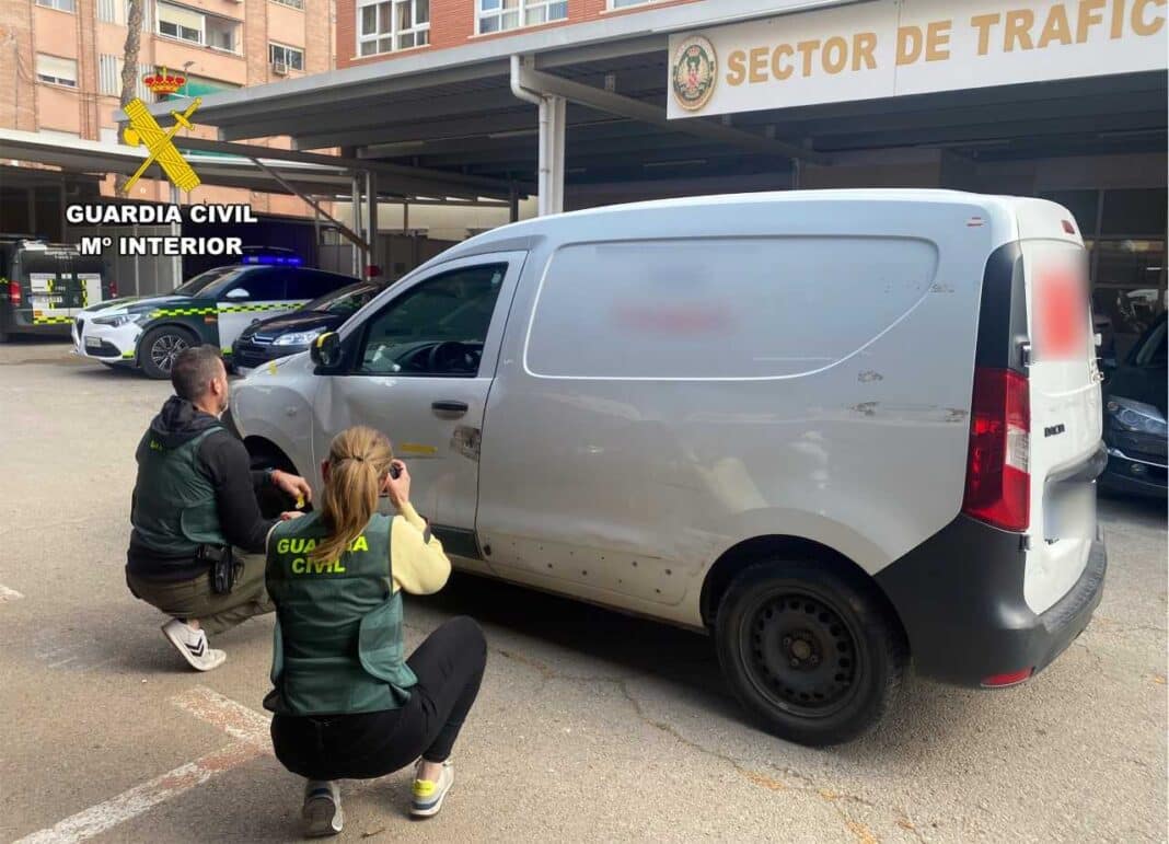 L'accident a causé de graves blessures au conducteur du scooter, qui s'est retrouvé allongé au milieu de la route.