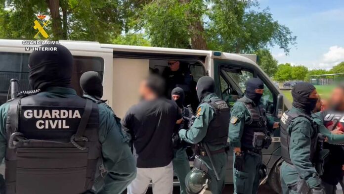 The two detained individuals are Spanish nationals and face charges including drug trafficking, making threats, and illegal possession of firearms.
