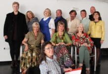 ¡Se levanta el telón del caos! La nueva y divetidísima comedia del Teatro ACTS Starzy aktorzy nigdy nie umierają... po prostu tracą fabułę to zachwycająco szalona komedia, która trzyma w napięciu (i wywołuje śmiech) od początku do końca.