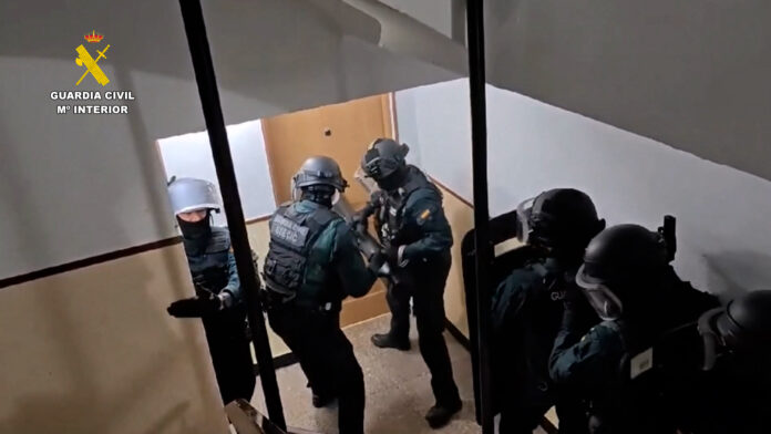 During the final phase of “Operation HUMBERT,” officers conducted four searches in Alicante, recovering €1,100 in cash, 33 luxury watches, 29 pieces of jewelry, high-end electronics, and designer handbags.