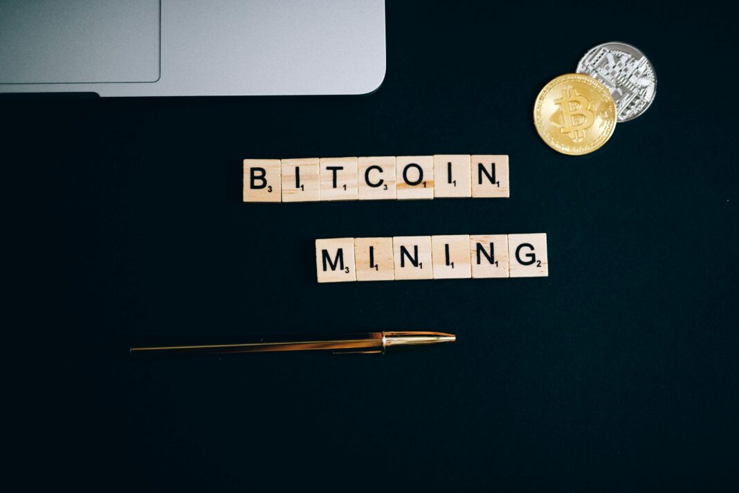 Men hva om det kunne være gøy å utvinne Bitcoin? Hva om du ikke trengte å kjøpe en dyr rigg, bruke masse penger på strøm, eller engang vite hvordan utvinning fungerer for å begynne å tjene Bitcoin?