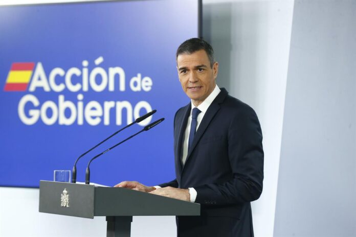 Despite calls for his resignation, analysts suggest stepping down would be disastrous for Sánchez's PSOE, potentially triggering elections that could hand power to the PP and Vox.
