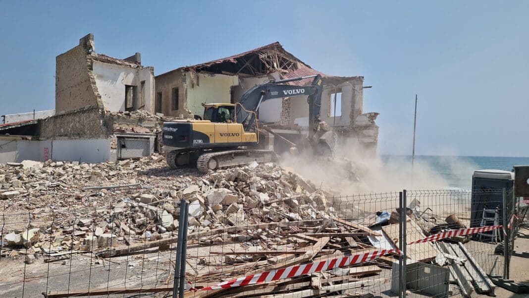 Following the recent destruction of two long-standing restaurants, Jaime Playa and Miramar, a new complaint has been filed accusing two senior officials from the Coastal Department in Alicante of malfeasance
