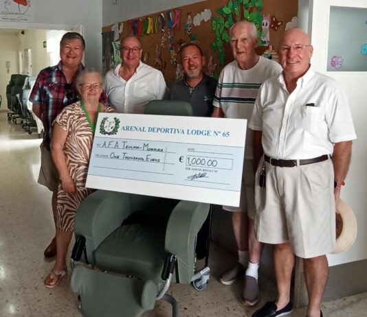 Arenal Deportiva Masonic Lodge No. 65 wzmacnia wsparcie społeczności w ośrodku Teulada Alzheimer's Centre Szanowny Brat Ian Brown, Sylvia Tatnell MBE, Szanowni Bracia Philip Bowick, Ricardo Estornell, Graham Simons i Peter Johnson na zdjęciu z krzesłem ortopedycznym ufundowanym przez Lożę.