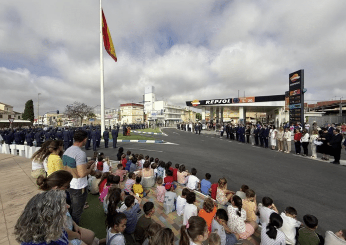 The General Air Force Academy (AGA) marked Armed Forces Day with a solemn flag-raising ceremony held Friday in Puerta del Mar Square, Santiago de la Ribera.