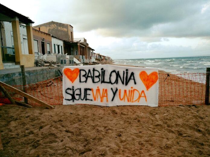 The clock is ticking for a row of seaside homes on Guardamar’s iconic Babilonia Beach as residents fight a last-ditch battle to stop the bulldozers from rolling in.
