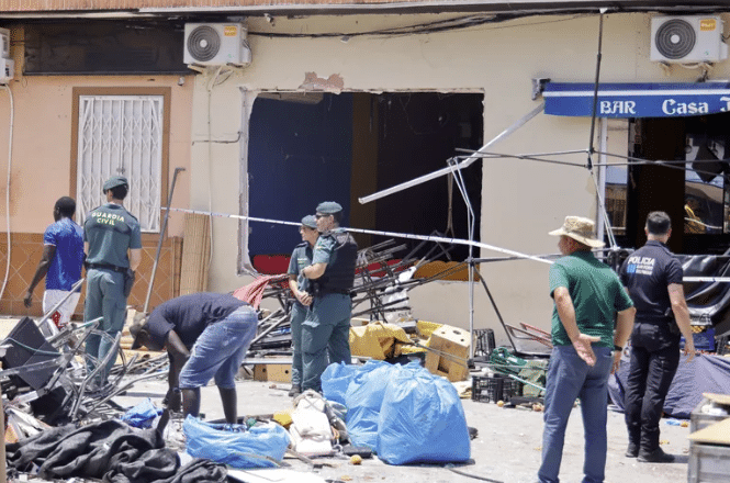 El pánico estalló en el distrito de Lo Pagán de San Pedro del Pinatar (Murcia), después de una poderosa explosión atravesó el bar Casa Javi cerrado alrededor de las 12:30 p.m. del jueves.