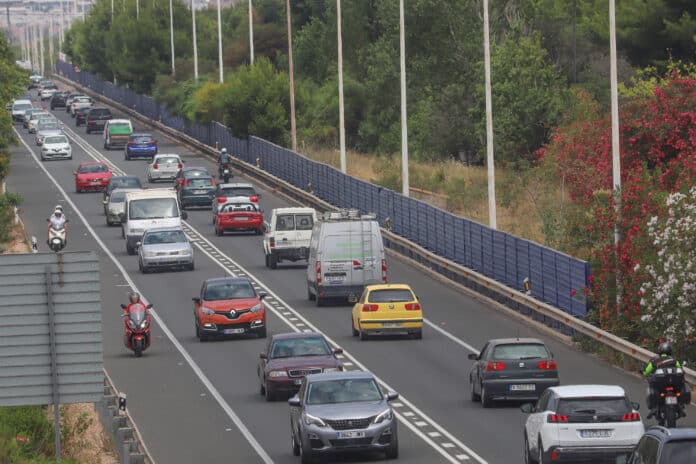 Das Verkehrschaos auf der Umgehungsstraße N-332 durch Torrevieja erreicht kritische Ausmaße: An Hochsommertagen sind täglich durchschnittlich 55,000 Fahrzeuge auf der Straße unterwegs.