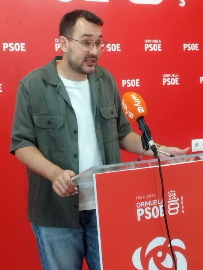 El PSOE acusa al gobierno local de hacer retroceder los derechos y borrar la visibilidad institucional de la comunidad LGTBIQ+.