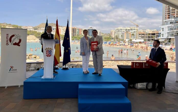 "La bandera Qualitur es un símbolo de nuestro compromiso con el turismo responsable y sostenible," dijo Mestre, y agregó que las playas de Orihuela siguen siendo un punto de referencia tanto para el cuidado ambiental como para la satisfacción de los visitantes.