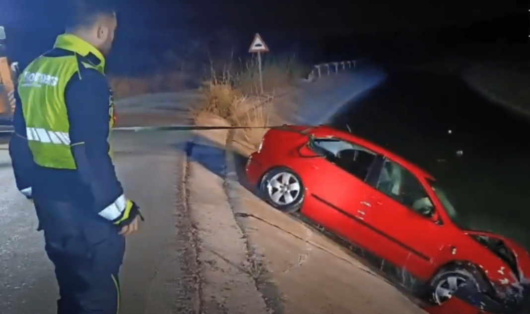 Screenshot 2025-06-21 123726 Eine Polizeistreife nahm die Verfolgung entlang der Autobahn von Campoamor auf, doch das Fahrzeug kam plötzlich auf eine verbotene Nebenstraße ab, die neben dem Wassertransferkanal verläuft.