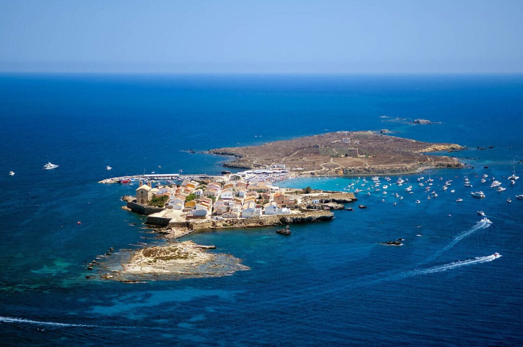 Jeden Tag strömen Tausende von Touristen auf eine winzige spanische Insel, die darum kämpft, dass ihre wenigen Gebäude nicht ins Meer stürzen.