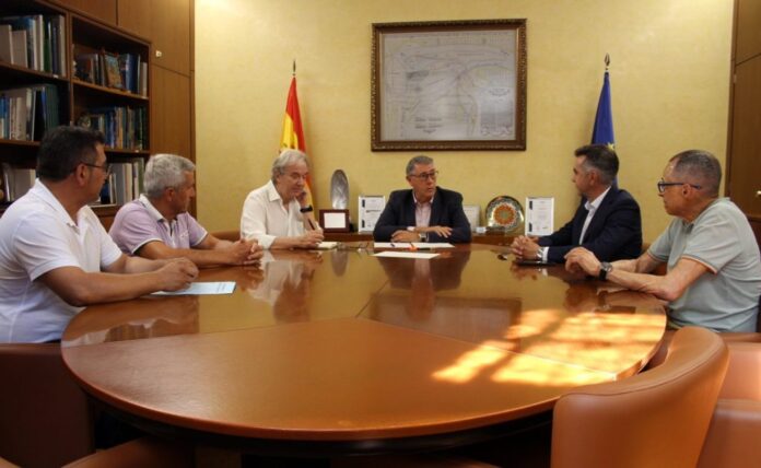 “No podemos permitir que los vecinos de El Mojón y otros barrios propensos a inundaciones sigan viviendo bajo la amenaza de destrucción cada vez que caen fuertes lluvias”, dijo el alcalde Sánchez Aznar.