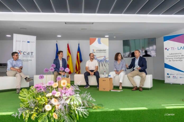 La conferencia reafirmó la posición de Torrevieja a la vanguardia del turismo inteligente, marcando un paso significativo hacia un futuro más inteligente e inclusivo para el sector.