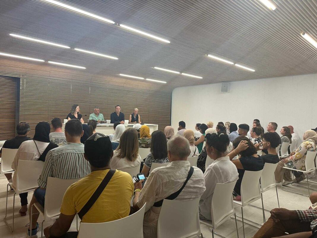 The first session, held at the Multipurpose Center on Avenida de las Habaneras, was aimed at Spanish language students enrolled in Arraigo courses run by the Atis Association.