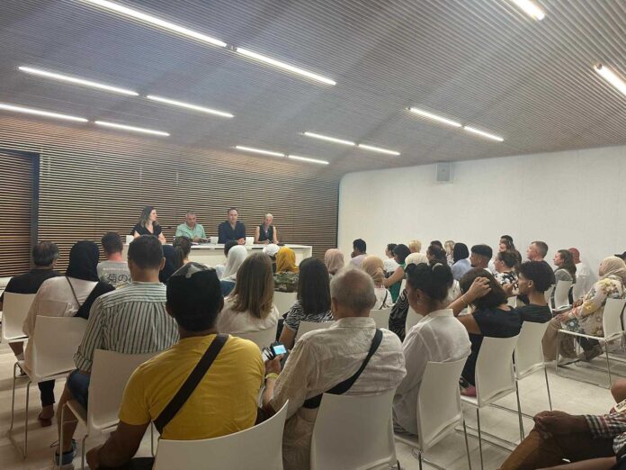 The first session, held at the Multipurpose Center on Avenida de las Habaneras, was aimed at Spanish language students enrolled in Arraigo courses run by the Atis Association.