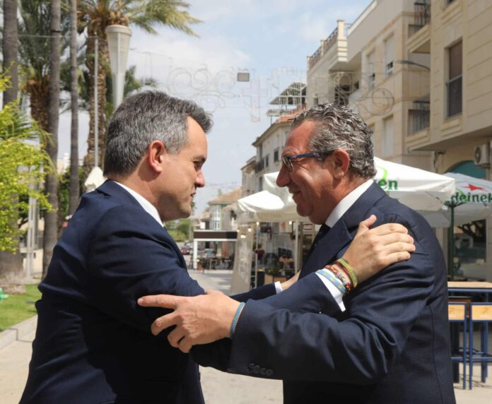 image00001 Es waren Schutzhelme und große Hoffnungen, als Alicantes Provinzpräsident Toni Pérez heute gemeinsam mit dem Bürgermeister Vicente Cases den Kindergarten von Benejúzar besichtigte, der bald umgebaut werden soll.