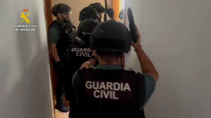 During the operation, Civil Guard officers recovered approximately €4,000 worth of gold jewelry—since returned to the rightful owners—and €1,755 in cash.