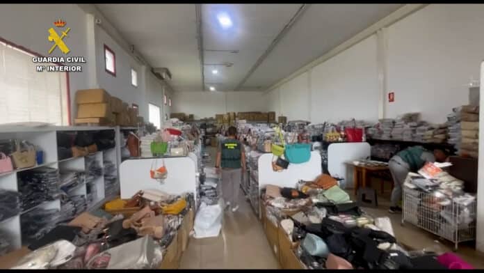 La mercancía modificada era luego distribuida a vendedores ambulantes, muchos de los cuales operaban ilegalmente en zonas turísticas de alto tráfico, como el paseo marítimo de Torrevieja y la franja de Cabo Roig.