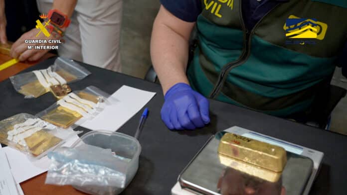 Following a judicial order from Córdoba’s court, authorities carried out 20 raids across Córdoba, Zamora, Salamanca, Sevilla, and Madrid, including a precious metals refinery inspection in Madrid.