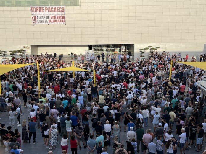 The town hall did organize a public event following Domingo’s attack, but its official poster made no mention of immigration. Instead, it called for unity “against recent criminal acts,” rejecting attempts to link the incident to ethnic or national identity.