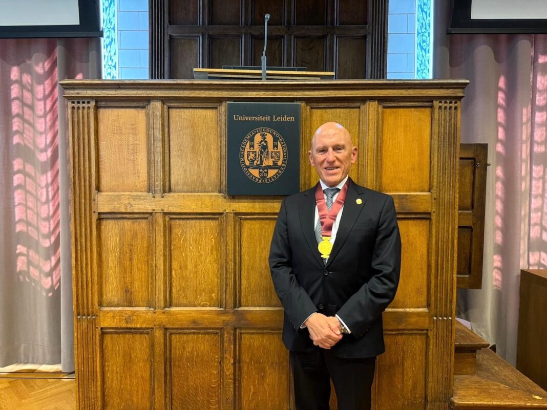Professoren og legen ble invitert til den nederlandske byen Leiden for å snakke om sin banebrytende teknikk som endrer øyenfarge.