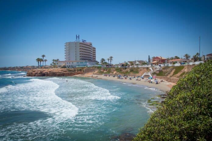 Cala Cerrada beach in La Zenia, Orihuela Costa, has reopened after being temporarily closed for two days due to wastewater contamination. The announcement was made on Friday by the Orihuela City Council’s Department of Beaches.