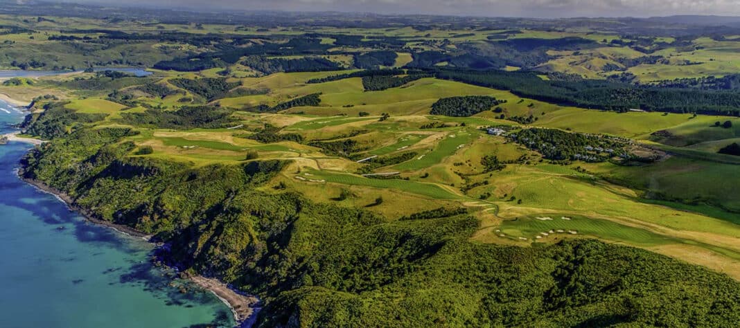 CAPE KIDNAPPERS golfbane på New Zealand er oppkalt etter et forsøk fra de lokale maoriene på å kidnappe et besetningsmedlem fra kaptein Cooks skip, Endeavour, i 1769.